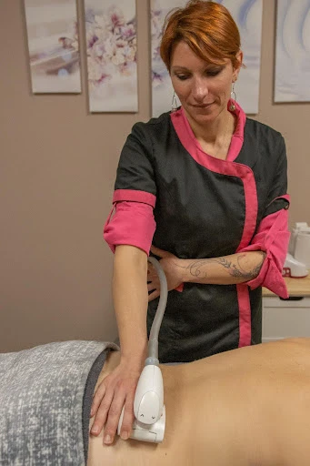 Mélissa Samuel, experte beauté, en pleine séance de palper rouler